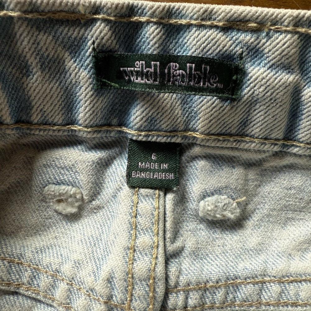 NWT Wild Fable Light Wash Denim Mini Skirt with frayed hem size 6 - Picture 5 of 5